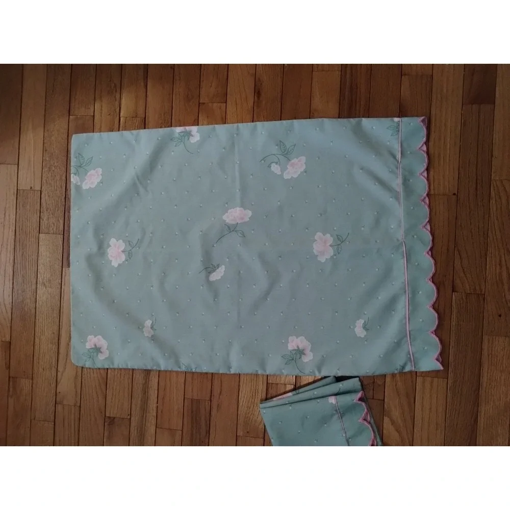 Set Of 2 Vintage Pillowcases Scalloped Edge Rose Bud Floral Print 30